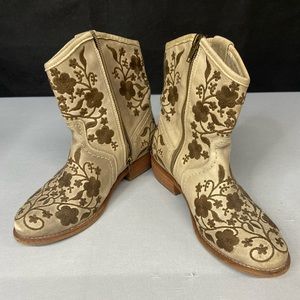🌺Taos Embroidered boot size 38 tan